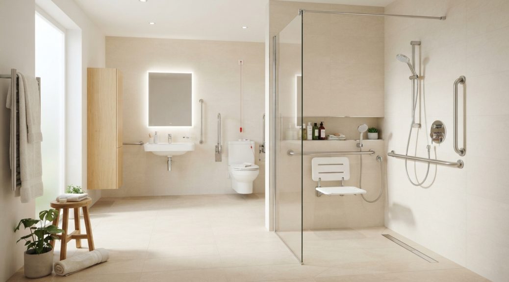 Salle de bain accessible senior, douche de plain-pied avec barre d'appui et siège, carrelage clair, lumineuse